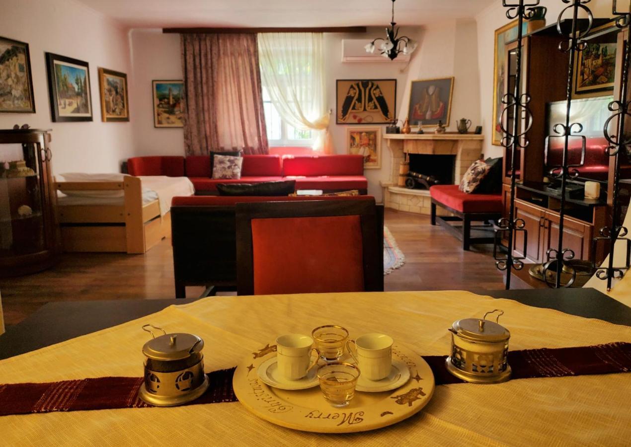 Unique Traditional House, Hosted By J&G ติรานา ภายนอก รูปภาพ